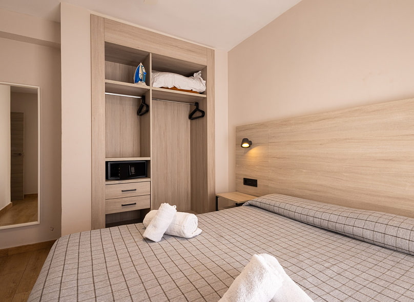 Habitación con cama doble y salida directa a la gran terraza