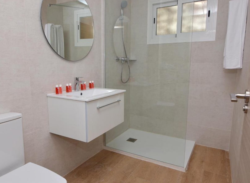 Cuarto de baño con ducha y lavabo suspendido