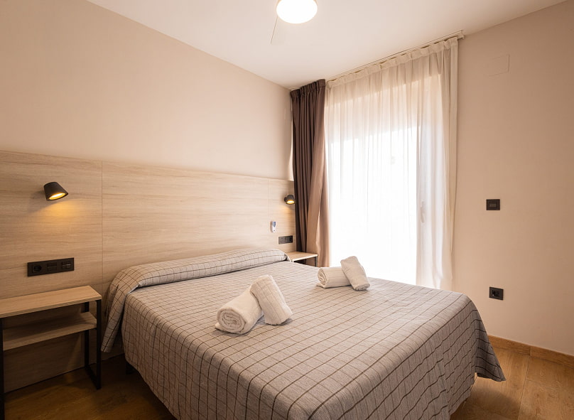 Amplio salón con TV, mesa de comedor y sofá cama