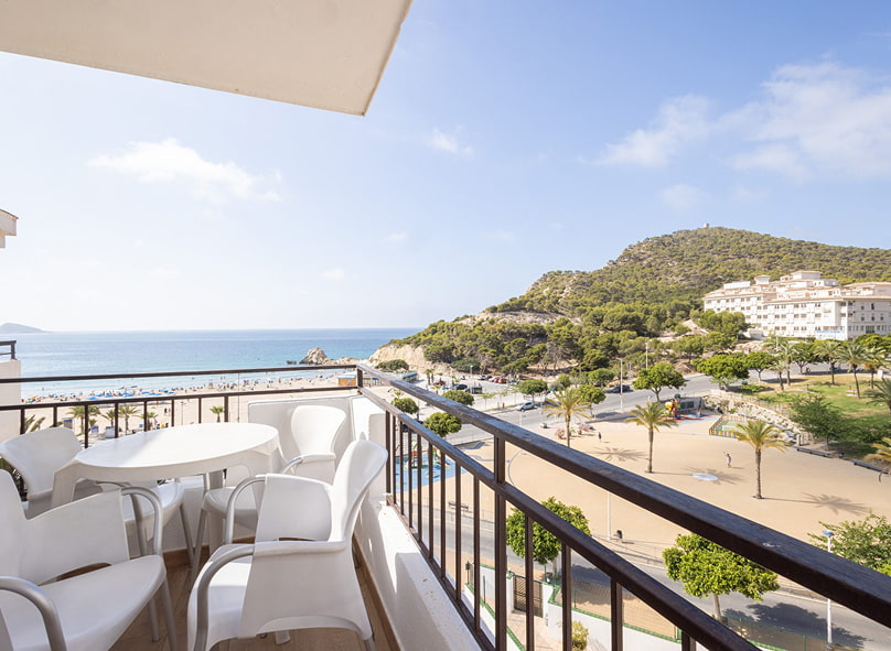 Detalle de la terraza, con vistas sobre la playa
