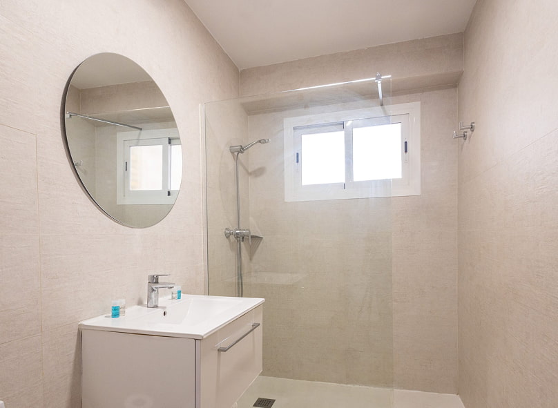 Baño con ducha y lavabo suspendido