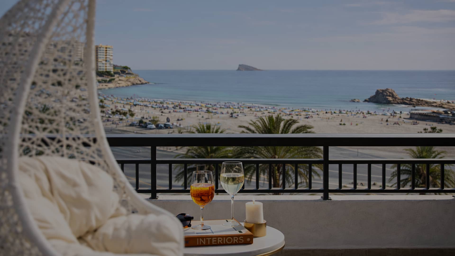 Terraza con silla colgante y vistas al mar
