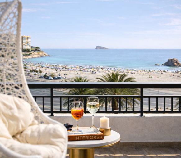 Terraza con vistas al mar de Apartamentos Odysea