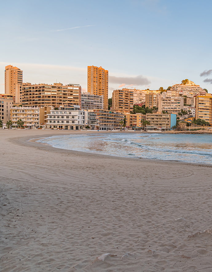 Mar, arena y algunos de los edificios que flanquean la Playa de la Cala de Finestrat