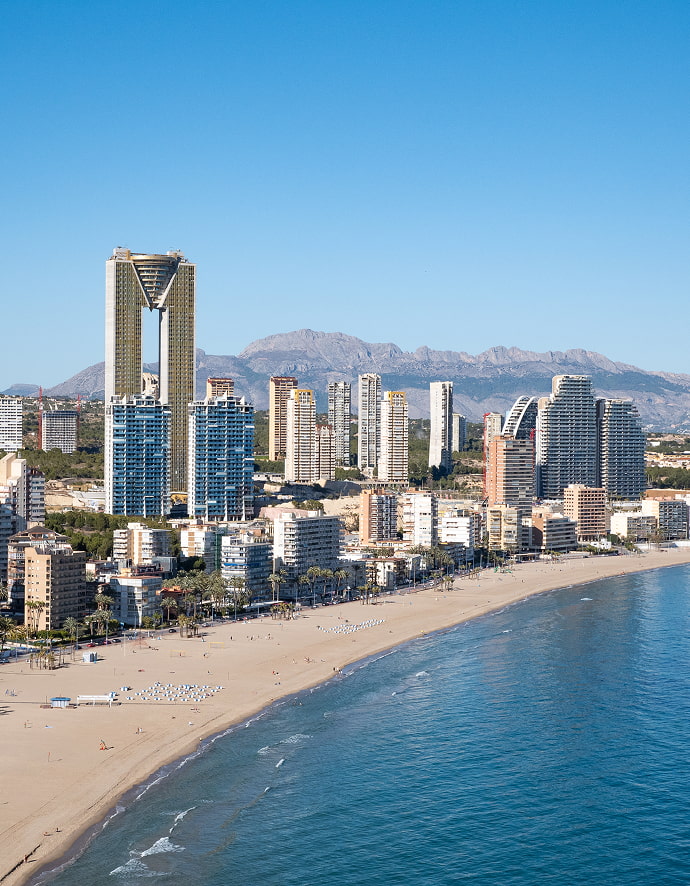 Playa de Poniente, en Benidorm, con sus altos y representativos edificios al fondo