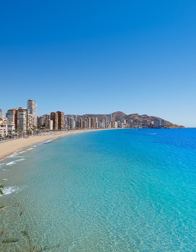 Vista de la Playa de Levante en Benidorm, con su característico Skyline