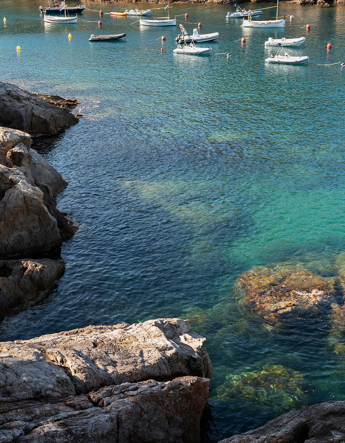 Pequeñas embarcaciones de pescadores en Cala Racó del Conill, en Villajoyosa
