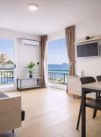 Apartamentos en Cala Finestrat Vista general del salón con vistas al mar de uno de los apartamentos Odysea