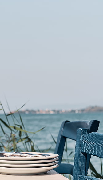 Ubicación junto al mar Detalle de la mesa de un restaurante, con vistas al mar